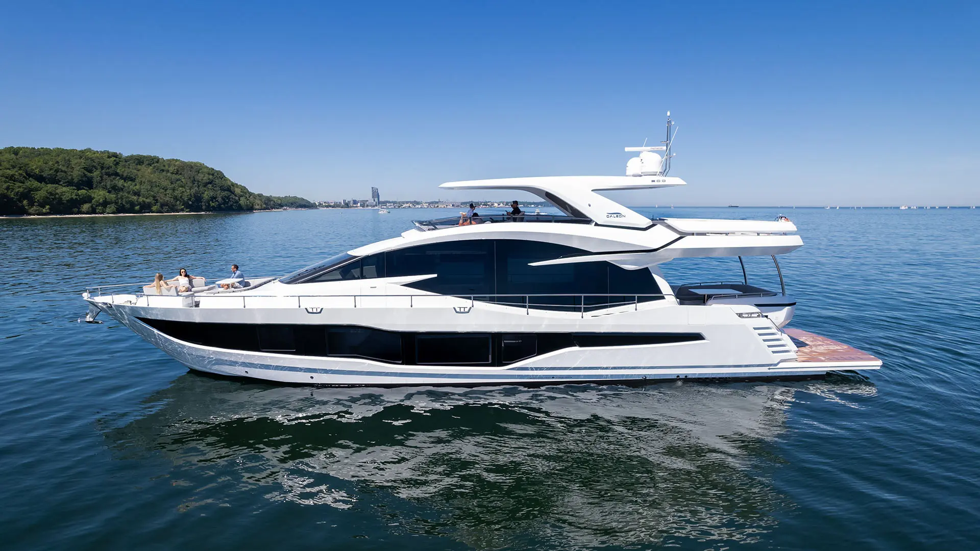 Galeon 800 Fly - A Spacious 25m Motor Yacht for the Family