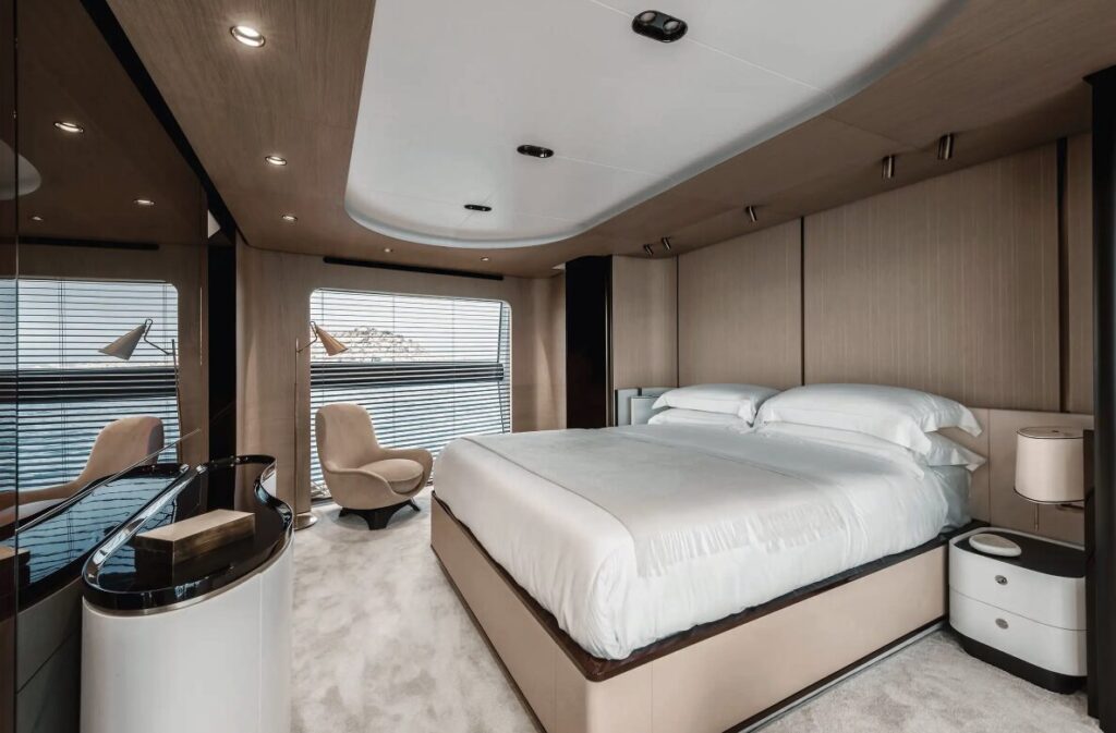 Azimut 27 yacht charter motor yacht female crew