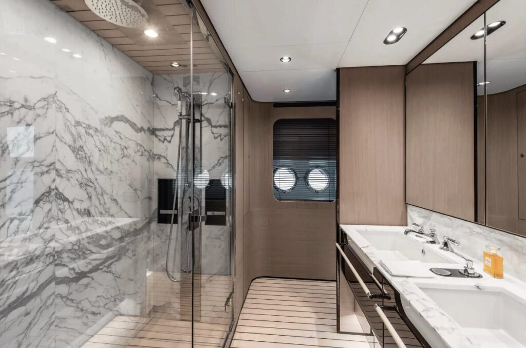 Azimut 27 yacht charter motor yacht female crew
