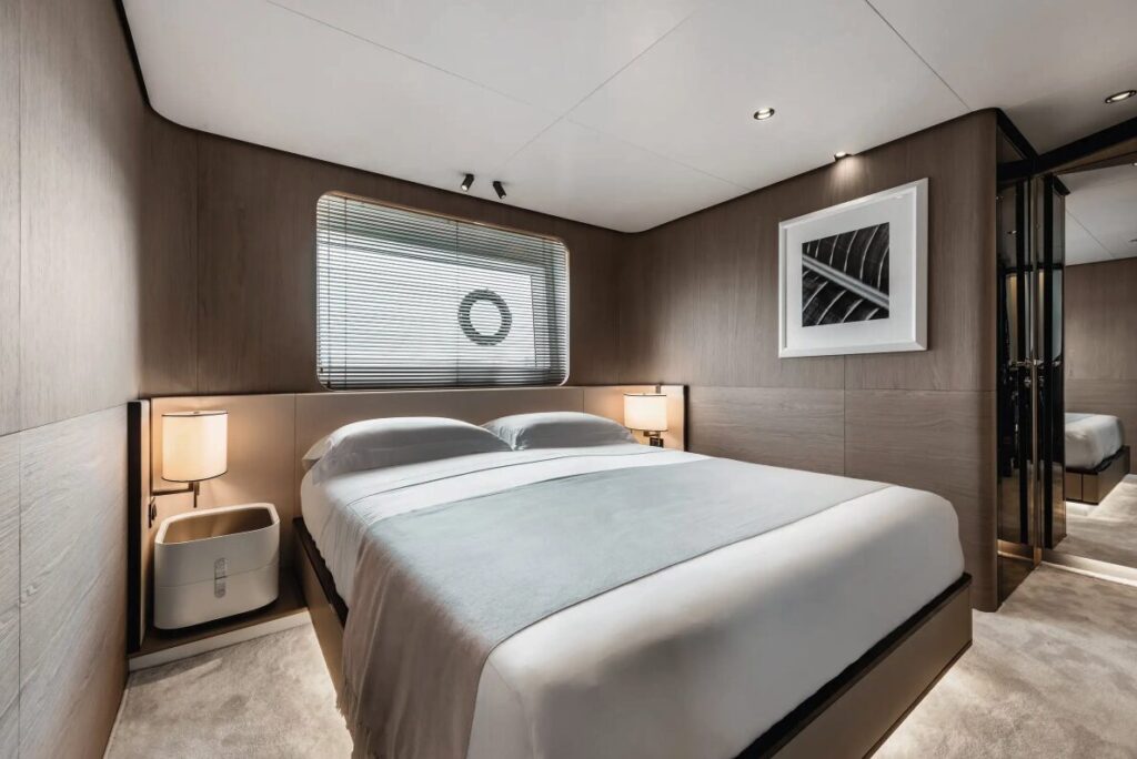 Azimut 27 yacht charter motor yacht female crew