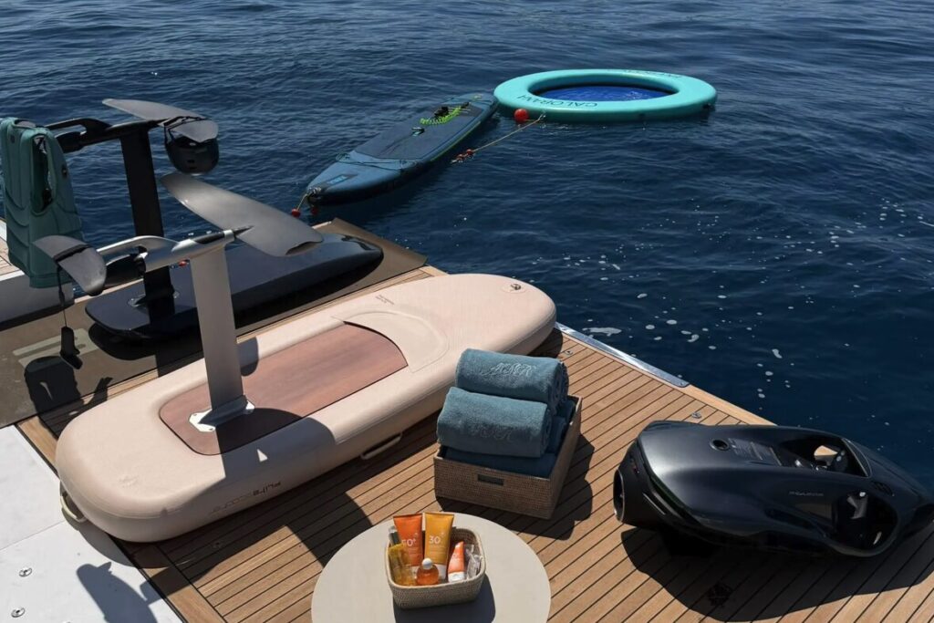 Azimut 27 yacht charter motor yacht female crew