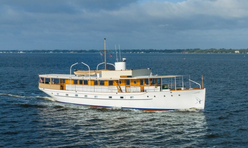 M/Y Innisfail, Trumpy yacht