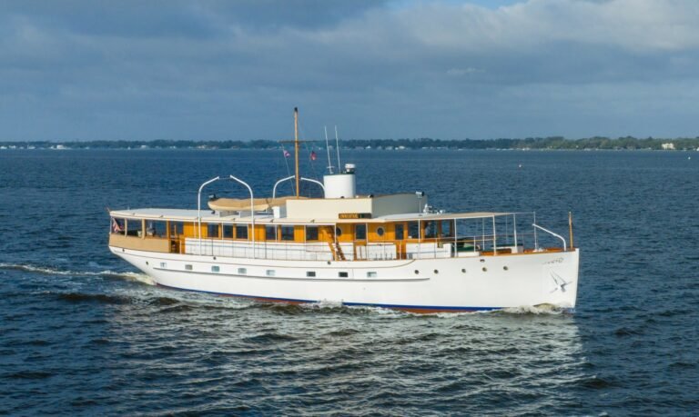M/Y Innisfail, Trumpy yacht